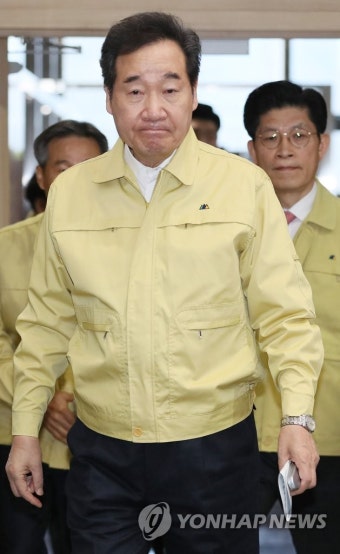 제주 어선 화재사고 점검회의 참석하는 이 총리