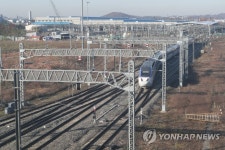 정비단으로 들어가는 KTX