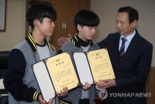 의식 잃고 쓰러진 친구 목숨 구한 관동중 학생들