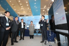 모바일 전자증명서 보는 진영 장관