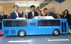 수소 에너지 설명 듣는 진영 장관