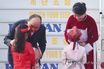 [한-아세안] 꽃다발 받는 베트남 총리