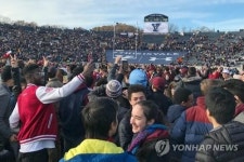 환경 살리자 예일·하버드생, 풋볼 라이벌전 난입…42명 입건