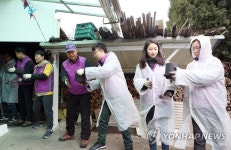 연탄 배달하는 강원랜드 임직원들