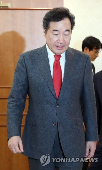 임명장 수여 위해 입장하는 이낙연 총리