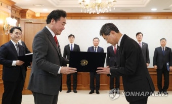 이낙연 총리, 인권위 상임위원에게 임명장 수여