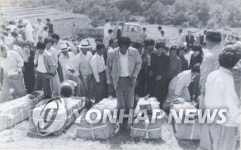 합동 장례 실시하는 광주 시민들