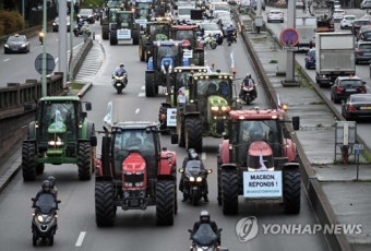 '먹고 살기 힘들다'…佛 농민들 트랙터 몰고 상경 시위