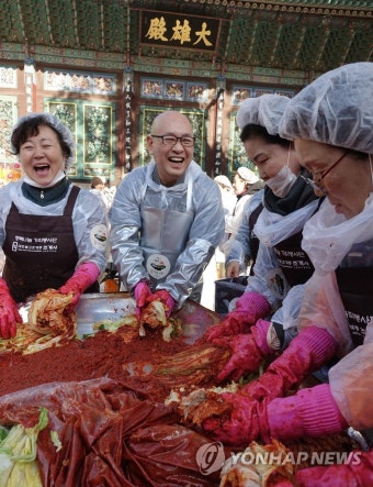 조계사 주지 스님도 이웃을 위한 김장나눔전 참여