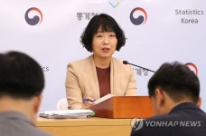 산업활동동향 브리핑하는 김보경 과장