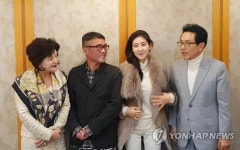가수 김건모·장지연 씨 부부와 작곡가 장욱조 부부