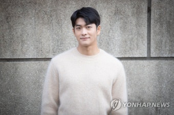 강태오, 훈훈한 미소로