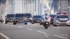 부산 광안대교 지나는 한·아세안 호위차량