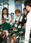 바리스타 체험해보는 참가자들