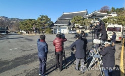 청와대 앞에 대기 중인 보도진