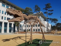 변해야 산다 경북도청에 공룡 조형물