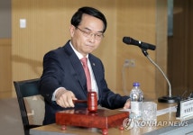 의사봉 두드리는 권태성 부위원장