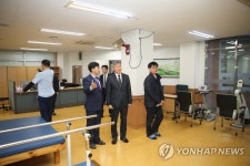수원보훈요양원 방문한 박삼득 보훈처장