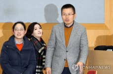 강의실 들어서는 황교안 대표