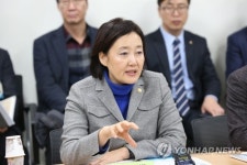 박영선 장관 전통시장·상점가에 콘텐츠 지원 추진