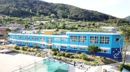 [#나눔동행] 폐교위기 학교에 알록달록 희망 심는 키다리아저씨