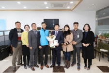 신안군 공무원노조, 박경곤 부군수에 감사패