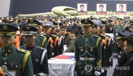 영결식장 나서는 고인과 유가족