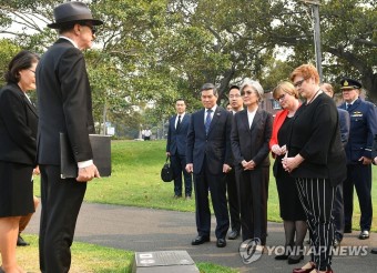 한국전 참전 기념비 추모하는 한-호주 국방·외교 장관
