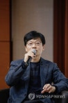 질문에 답변하는 권혁빈 스마일게이트 의장