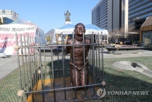 12ㆍ12 사태 40년 광화문에 무릎꿇은 수형자 전두환 동상(종합)