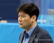 경기 지켜보는 권순찬 감독