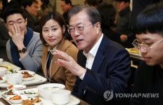 문 대통령, 구로 구내식당서 직장인들과 점심