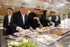 구내식당 찾은 문 대통령