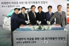 전기화물차 1호차 전달 축하하는 이낙연 총리