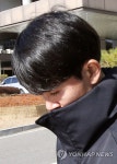음란행위 혐의 재판 마치고 법원 나서는 정병국