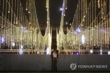 베네수엘라 밝힌 화려한 성탄장식…이럴 때냐 vs 기분 내야