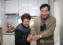 산불 피해 이재민 격려하는 이낙연 총리