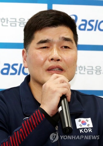 답변하는 임도훈 남자배구 국가대표팀 감독