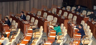 최인호 의원과 설전 벌이는 한국당 의원들