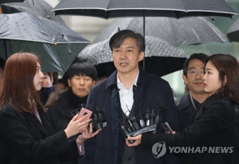 포토라인에 선 조국