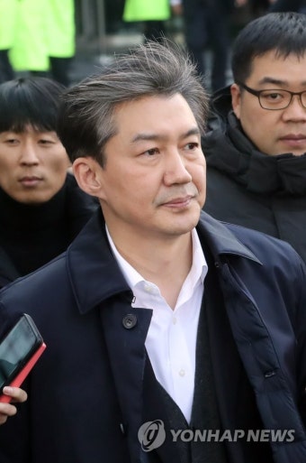 조국 전 장관, 질문에는 묵묵부답