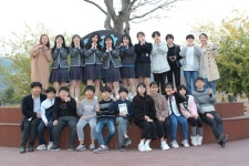 시골 초등학생들의 특별한 졸업식…직접 지은 세계사 출판기념회