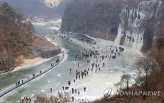 강 위에서 즐기는 주상절리 비경 철원 한탄강 얼음트레킹 축제