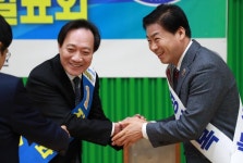 최종 소견발표 후 악수하는 장인화-정정복 후보