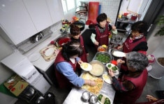 [#나눔동행] 어르신 도시락부터 생일상까지…정(情) 조리하는 주부들