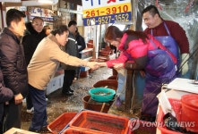 포항 흥해 전통시장 상인 격려하는 이낙연 총리