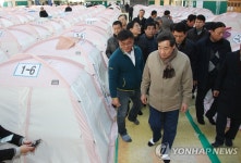 이낙연 총리, 포항지진 임시구호소 방문