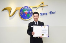 휴가 나온 해군 장병이 김해 하천에 빠진 70대 노인 구조