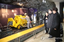 문경 석탄박물관 설명 듣는 이낙연 총리