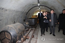 문경 석탄박물관 설명 듣는 이낙연 총리